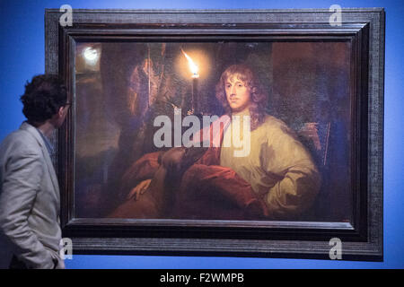 Colonia, Germania. 24Sep, 2015. Un visitatore esamina il dipinto intitolato Porträt des James Stuart, duca di Lennox e Richmond, bei Kerzenlicht' (lit. Ritratto di James Stuart, duca di Lennox e Richmond, con la luce di una candela) del pittore olandese Godfried Schalcken durante la mostra "chalcken - Gemalte Verfuehrung' (lit. Schalcken - Dipinti seduzione) presso il Wallraf-Richartz-Museum di Colonia, Germania, 24 settembre 2015. La mostra va dal 25 settembre 2015 fino al 24 gennaio 2016. Foto: Federico Gambarini/dpa/Alamy Live News Foto Stock