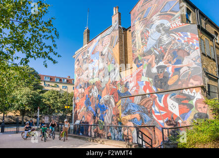 Un tour in bicicletta le persone che visualizzano la battaglia di Cable Street murale cavo shadwell street Londra Inghilterra REGNO UNITO GB EU Europe Foto Stock