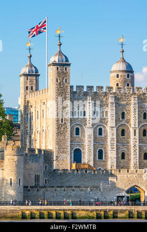 La torre bianca e delle mura del castello Torre di Londra visualizza i dettagli di City di Londra Inghilterra GB UK EU Europe Foto Stock