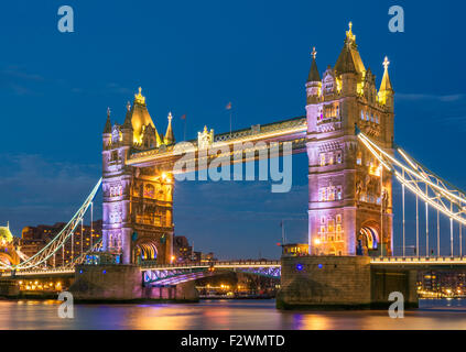 Illuminato illuminato di Tower Bridge di notte e il fiume Tamigi City di Londra Inghilterra GB UK EU Europe Foto Stock