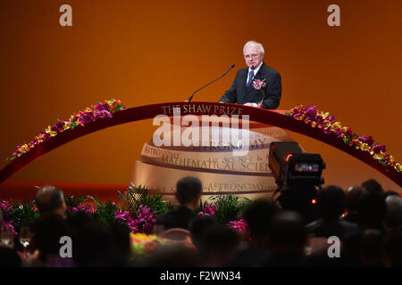 (150924) -- HONG KONG, Sett. 24, 2015 (Xinhua) -- Il Professor Henryk Iwaniec, vincitore del Premio Shaw in Scienze Matematiche, parla alla cerimonia di presentazione della annuale premio Shaw a Hong Kong, Cina del sud, Sett. 24, 2015. Una cerimonia di presentazione dell'Annuale Premio Shaw si è tenuta giovedì a Hong Kong, con cinque Stati Uniti e scienziati tedeschi lodato per il loro lavoro di spicco in astronomia, scienze della vita e della medicina e scienze matematiche. (Xinhua/Wu Yongjian) (dyhqwl) Foto Stock