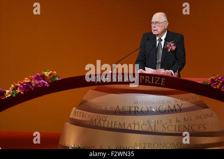 (150924) -- HONG KONG, Sett. 24, 2015 (Xinhua) -- William J Borucki, vincitore del Premio Shaw in astronomia, parla alla cerimonia di presentazione della annuale premio Shaw a Hong Kong, Cina del sud, Sett. 24, 2015. Una cerimonia di presentazione dell'Annuale Premio Shaw si è tenuta giovedì a Hong Kong, con cinque Stati Uniti e scienziati tedeschi lodato per il loro lavoro di spicco in astronomia, scienze della vita e della medicina e scienze matematiche. (Xinhua/Wu Yongjian) (dyhqwl) Foto Stock