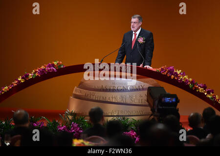 (150924) -- HONG KONG, Sett. 24, 2015 (Xinhua) -- Professore Everett Peter Greenberg, vincitore del Premio Shaw nella scienza della vita e della medicina, parla alla cerimonia di presentazione della annuale premio Shaw a Hong Kong, Cina del sud, Sett. 24, 2015. Una cerimonia di presentazione dell'Annuale Premio Shaw si è tenuta giovedì a Hong Kong, con cinque Stati Uniti e scienziati tedeschi lodato per il loro lavoro di spicco in astronomia, scienze della vita e della medicina e scienze matematiche. (Xinhua/Wu Yongjian) (dyhqwl) Foto Stock