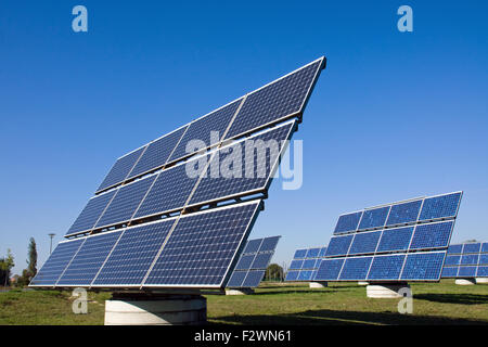 Pannelli fotovoltaici su un prato Foto Stock