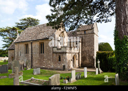 Chiesa di St Peters nel villaggio Costwold di Ampney San Pietro, GLOUCESTERSHIRE REGNO UNITO Foto Stock