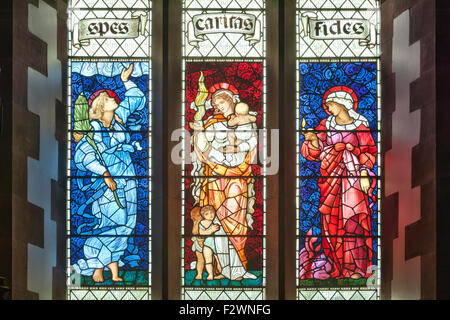 Finestra di vetro colorato da Sir Edward Burne-Jones e realizzato da William Morris studio in St Martins chiesa, Brampton, Cumbria Regno Unito Foto Stock