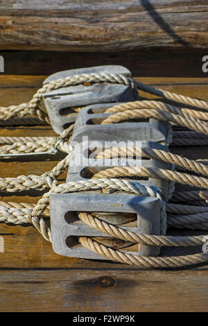 Funi di pulegge in legno / blocchi sul ponte della barca a vela / yacht Foto Stock