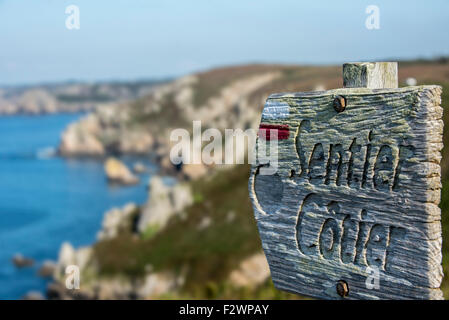 Meteo legno-picchiato cartello del sentiero costiero Sentier Côtier lungo la costa bretone in Bretagna, Francia Foto Stock