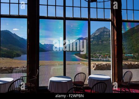 Vista superiore del lago di Waterton visto attraverso la finestra di Prince of Wales Hotel, Parco Nazionale dei laghi di Waterton, Alberta, Canada Foto Stock