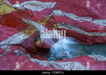 Argillite sedimentaria strati minerali in Lost Horse Creek, il Red Rock Canyon, il Parco Nazionale dei laghi di Waterton, Alberta, Canada Foto Stock