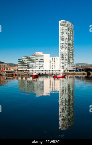 La Obel ufficio e appartamento alto edificio sulle rive del fiume Lagan, Belfast Foto Stock