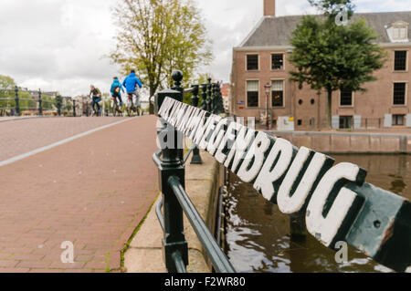 Dirk Van Nimwegenbrug ponte su un canale in Amsterdam. Foto Stock