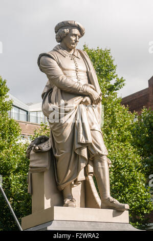 Statua di Rembrandt Harmenszoon van Rijn, il pittore olandese in piazza Rembrandt, piazza Rembrandt, Amsterdam Foto Stock