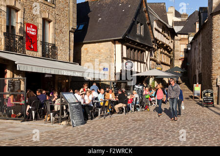 Al fresco e mangiare nella luce della sera accanto al porto di Port St Goustan, Auray, Brittany, Francia Foto Stock