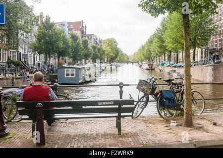 Presente vista giorno della giunzione di Brouwersgracht e Herengracht, Amsterdam, scena di una famosa immagine Ikea. Foto Stock