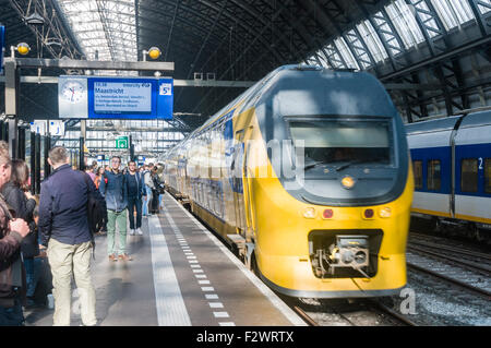 Il treno per Maastrict arriva alla piattaforma in Amsterdam Centraal Station. Foto Stock