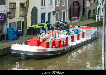 Chiatta su un canale in Utrecht per raccogliere la spazzatura dalle case Foto Stock