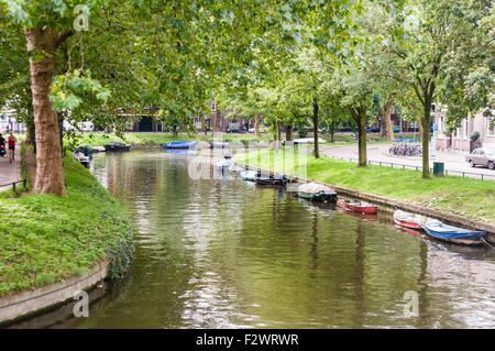 Barche ormeggiate lungo il canale principale nella città olandese di Utrecht, Paesi Bassi Foto Stock