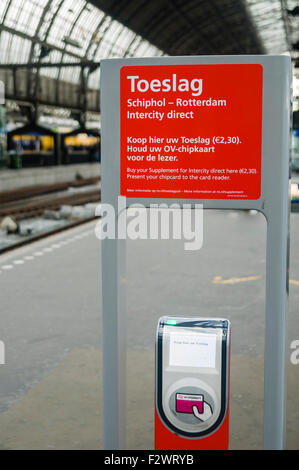 Lettore di schede di Amsterdam Centraal Station per i passeggeri a pagare un supplemento per i treni Intercity a Rotterdam. Foto Stock