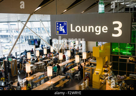 Una delle lounge di partenza all'Aeroporto Schiphol di Amsterdam Foto Stock