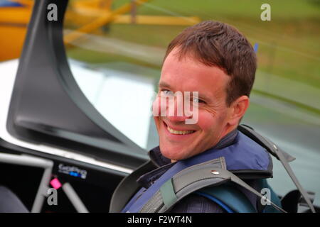 Simon Johnson si prepara per il Ascot Red Bull Air Race 2015 a Wycombe Airpark Foto Stock