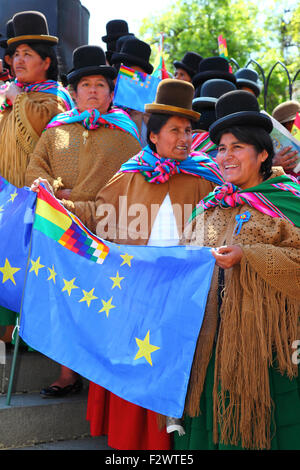 La Paz, Bolivia, 24 settembre 2015. Le donne aymara detengono la bandiera della Bolivia per la rivelazione marittima in occasione di un evento per celebrare il verdetto della Corte Internazionale di Giustizia dell'Aia che ha avuto la giurisdizione di giudicare il caso della Bolivia contro il Cile. La Bolivia chiese alla CJ nel 2013 di chiedere che il Cile negoziasse l'accesso all'Oceano Pacifico per la Bolivia (la Bolivia perse la sua provincia costiera verso il Cile durante la guerra del Pacifico (1879-1884)). Il Cile ha sollevato un'obiezione che il caso non rientrava nella giurisdizione della ICJ. Credit: James Brunker / Alamy Live News Foto Stock