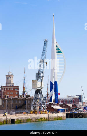 Spinnaker Tower (170 metri) si affaccia HMS Warrior (1860) in Portsmouth Historic Dockyard, Portsmouth, Hampshire REGNO UNITO Foto Stock