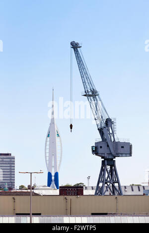 Un tradizionale dockyard gru in Portsmouth Historic Dockyard, Portsmouth, Hampshire REGNO UNITO - Spinnaker Tower è in background. Foto Stock