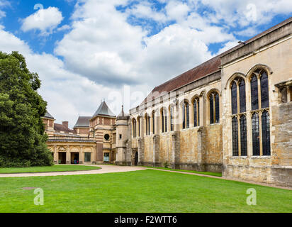 La parte anteriore di Eltham Palace con la sala grande a destra, Eltham, London, England, Regno Unito Foto Stock