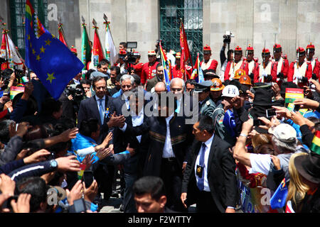 La Paz, Bolivia, 24 settembre 2015. La folla si congratula con il presidente boliviano Evo Morales (centro) prima di parlare in occasione di un evento per celebrare il verdetto della Corte internazionale di giustizia dell'Aia che ha avuto la giurisdizione di giudicare il caso della Bolivia contro il Cile. La Bolivia chiese alla CJ nel 2013 di chiedere che il Cile negoziasse l'accesso all'Oceano Pacifico per la Bolivia (la Bolivia perse la sua provincia costiera verso il Cile durante la guerra del Pacifico (1879-1884)). Il Cile ha sollevato un'obiezione secondo cui il caso non rientrava nella giurisdizione dell'ICJ. Credit: James Brunker/Alamy Live News Foto Stock