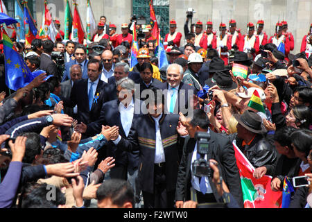 La Paz, Bolivia, 24 settembre 2015. La folla si congratula con il presidente boliviano Evo Morales (centro) prima di parlare in occasione di un evento per celebrare il verdetto della Corte internazionale di giustizia dell'Aia che ha avuto la giurisdizione di giudicare il caso della Bolivia contro il Cile. La Bolivia chiese alla CJ nel 2013 di chiedere che il Cile negoziasse l'accesso all'Oceano Pacifico per la Bolivia (la Bolivia perse la sua provincia costiera verso il Cile durante la guerra del Pacifico (1879-1884)). Il Cile ha sollevato un'obiezione secondo cui il caso non rientrava nella giurisdizione dell'ICJ. Credit: James Brunker/Alamy Live News Foto Stock