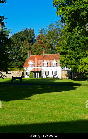 Casa sul villaggio verde, Vescovo Burton, East Riding of Yorkshire, Inghilterra, Regno Unito Foto Stock