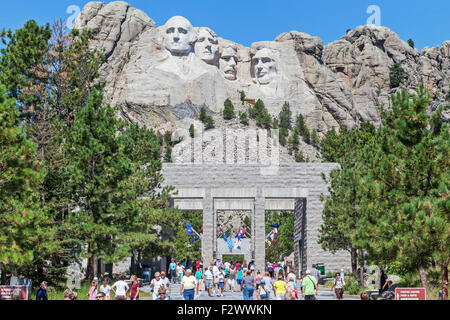 Una vista di visitatori, turisti, famiglie vedendo il Monte Rushmore National Memorial, South Dakota. Foto Stock