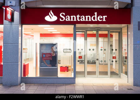 Santander banca su high street a Cardiff, nel Galles del Sud. Foto Stock