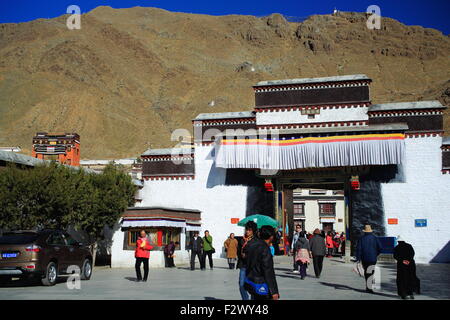 SHIGATSE, nel Tibet, Cina-ottobre 23: tibetano devoti passano attraverso il gateway in e fuori il monastero Tashilhunpo-Gyantse-Tibet. Foto Stock