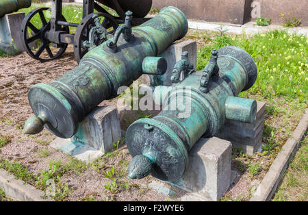 Bronzo antico i cannoni a San Pietroburgo, Russia Foto Stock