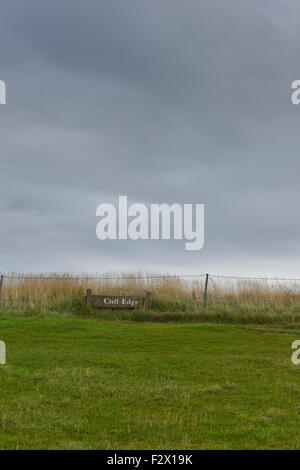 Cliff Edge segno a Beachy Head, Sussex, Regno Unito Foto Stock