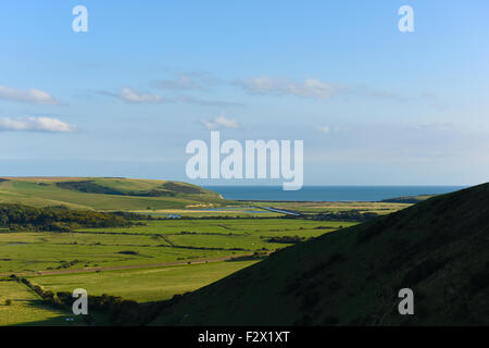 Una vista del fiume Cuckmere vicino a Alfriston in East Sussex, parte del South Downs National Park nel Regno Unito Foto Stock