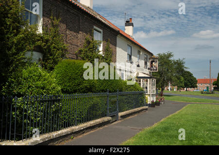 Estiva soleggiata vista incantevole e tradizionale, vecchio, English pub rurale (il Signore Collingwood) - Poppleton superiore villaggio verde, vicino a York, Inghilterra, Regno Unito. Foto Stock