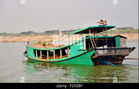 Cargo barca sul fiume Irrawaddy (Fiume Ayeyarwady) vicino a Mandalay, Myanmar (Birmania, Birmania) Asia Foto Stock