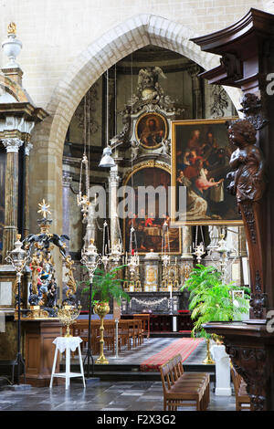 Un altare laterale presso la chiesa di San Giovanni Evangelista in Mechelen, Belgio Foto Stock