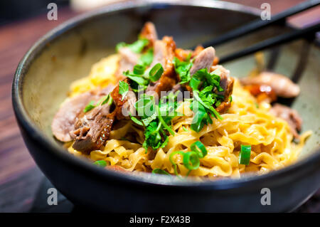 Chiusura del piatto tailandese con anatra arrosto e tagliatelle Foto Stock