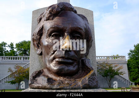 La scultura in bronzo di Abraham Lincoln presso la sua tomba in Oak Ridge cimitero, Illinois. Essa è considerata buona fortuna a sfregare il suo naso. Foto Stock