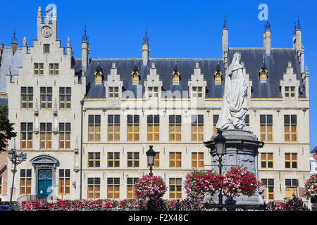 Statua di Arciduchessa Margherita d'Austria (1480-1530) al di fuori dell'Ufficio Generale delle Poste in Mechelen, Belgio Foto Stock