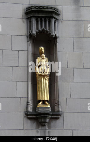 Lancashire Madonna e Bambino statua sulla parete esterna della cappella dedicata alla Vergine a Cattedrale di Manchester Foto Stock