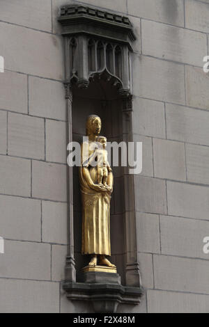 Lancashire Madonna e Bambino statua sulla parete esterna della cappella dedicata alla Vergine a Cattedrale di Manchester Foto Stock