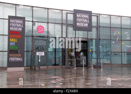 Museo Nazionale del Calcio a Manchester sotto la pioggia. Foto Stock