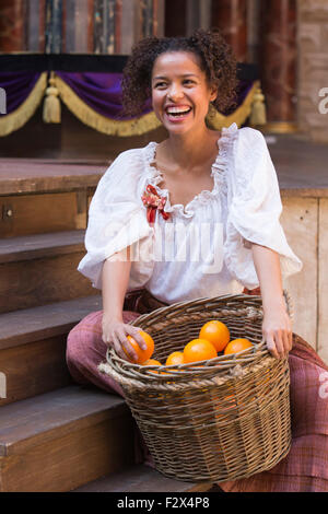 Londra, Regno Unito. 23/09/2015. Gugu Mbatha-Raw come Nell Gwynn. Photocall per il gioco/commedia Nell Gwynn da Jessica Swale al Globe Theatre. Spettacoli diretto da Christopher Luscombe esegui dal 19 settembre al 17 ottobre 2015. Con Gugu Mbatha-Raw (Nell Gwynn), Greg Haiste (Edward Kynaston), Jay Taylor (Charles Hart) e David Sturzaker (Re Carlo II). Foto Stock