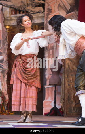 Londra, Regno Unito. 23/09/2015. Gugu Mbatha-Raw come Nell Gwynn e Jay Taylor come Charles Hart. Photocall per il gioco/commedia Nell Gwynn da Jessica Swale al Globe Theatre. Spettacoli diretto da Christopher Luscombe esegui dal 19 settembre al 17 ottobre 2015. Con Gugu Mbatha-Raw (Nell Gwynn), Greg Haiste (Edward Kynaston), Jay Taylor (Charles Hart) e David Sturzaker (Re Carlo II). Foto Stock