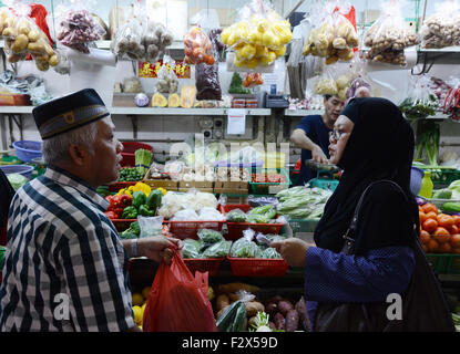 Il vivace mercato presso il centro Tekka in Little India. Foto Stock